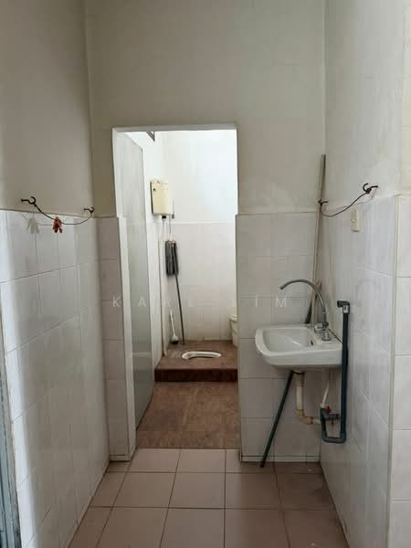 Kedai / Pejabat untuk Dijual di Taman Ungku Tun Aminah (Skudai) - Karl Lim - Bathroom - PropertyGuru.com.my