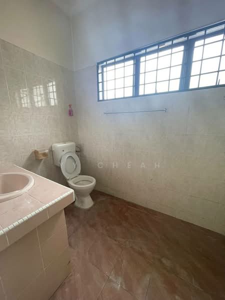 Semi-Detached House for Sale in Taman Sinfar (Ipoh) - YY Cheah - Bathroom - PropertyGuru.com.my