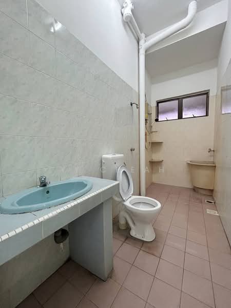 Semi-Detached House for Sale in Taman Sinfar (Ipoh) - YY Cheah - Bathroom - PropertyGuru.com.my