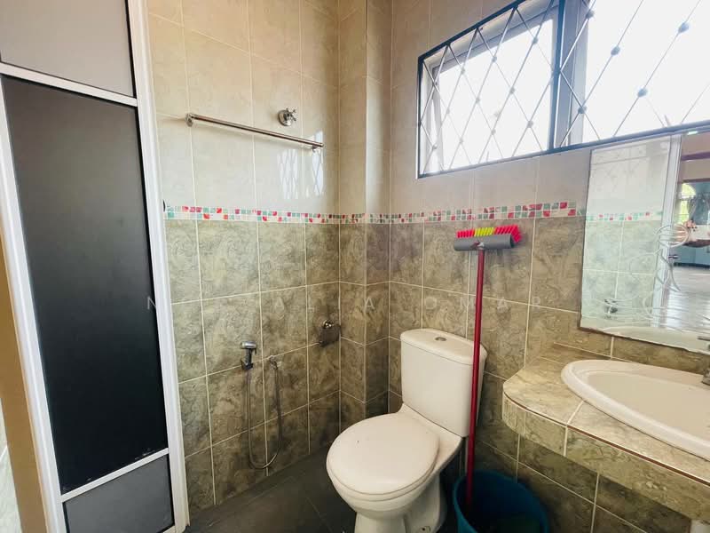 Rumah Teres 2 Tingkat untuk Dijual di Shah Alam (Selangor) - Nur Alia Omar - Bathroom - PropertyGuru.com.my