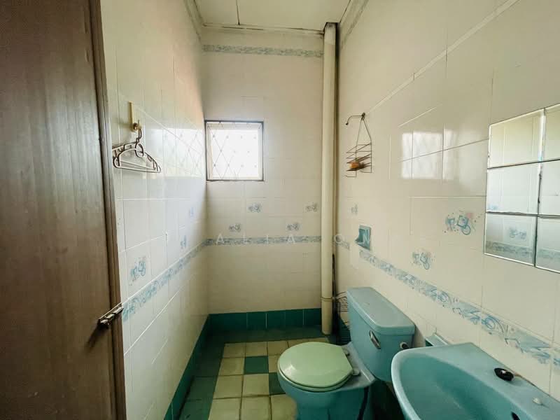 Rumah Teres 2 Tingkat untuk Dijual di Shah Alam (Selangor) - Nur Alia Omar - Bathroom - PropertyGuru.com.my