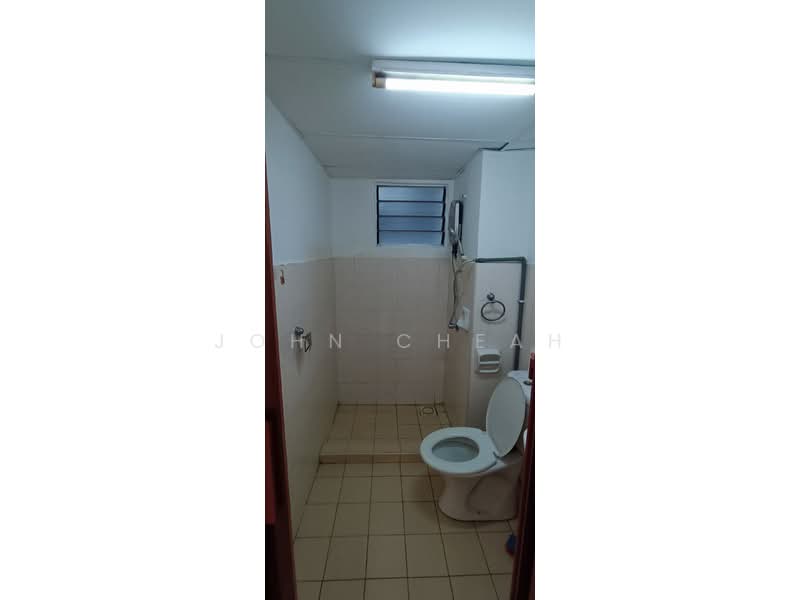 Pangsapuri untuk Disewa di Bayu Puteri - John Cheah - Bathroom - PropertyGuru.com.my