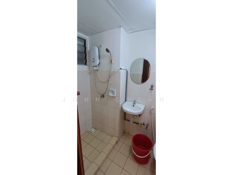 Pangsapuri untuk Disewa di Bayu Puteri - John Cheah - Bathroom - PropertyGuru.com.my