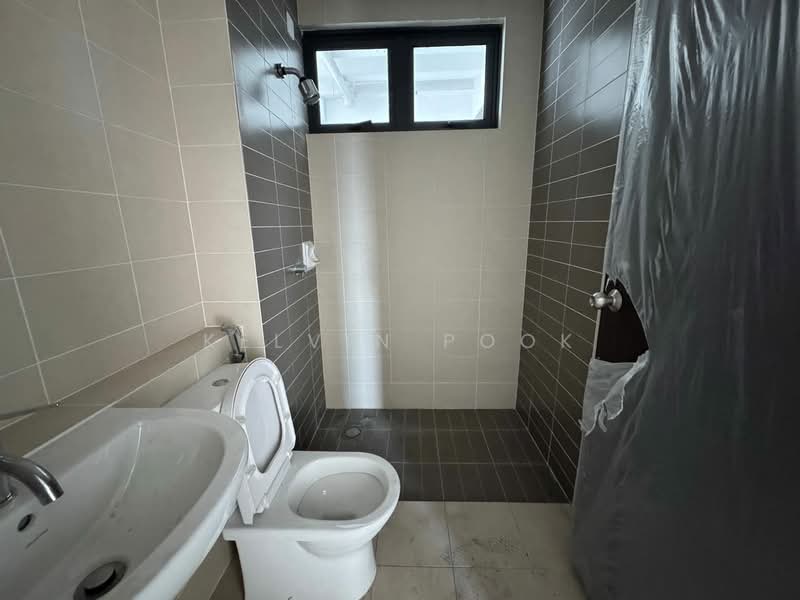 Condominium for Sale at Gardenview Residences - Kelvin Pook - Bathroom - PropertyGuru.com.my