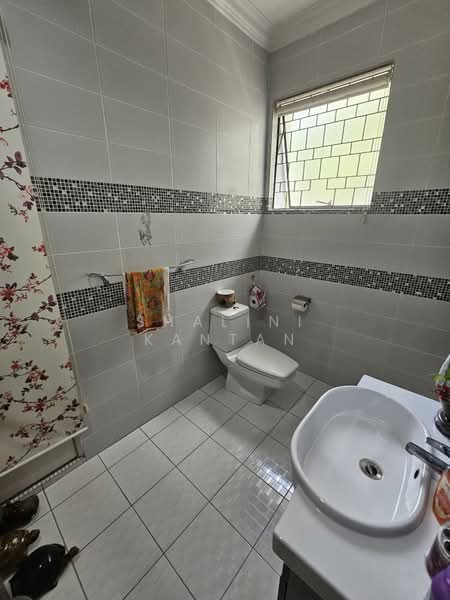 Bungalow for Sale in Taman Bukit Pantai (Bangsar) - Shalini Kantan - Bathroom - PropertyGuru.com.my