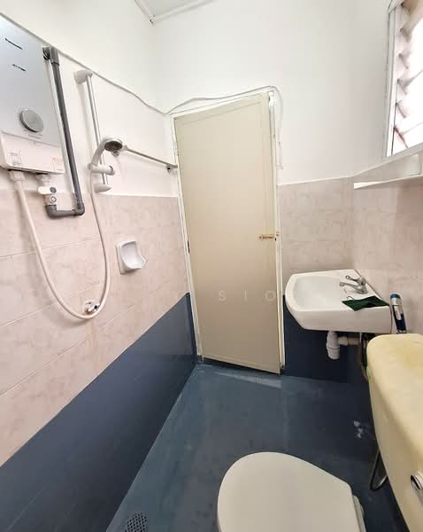 2-storey Terraced House for Sale in Taman Bukit Serdang (Seri Kembangan) - Lily Siow - Bathroom 3 - PropertyGuru.com.my
