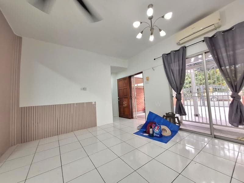 2-storey Terraced House for Sale in Taman Bukit Serdang (Seri Kembangan) - Lily Siow - Living Room - PropertyGuru.com.my