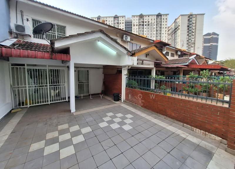2-storey Terraced House for Sale in Taman Bukit Serdang (Seri Kembangan) - Lily Siow - Exterior - PropertyGuru.com.my