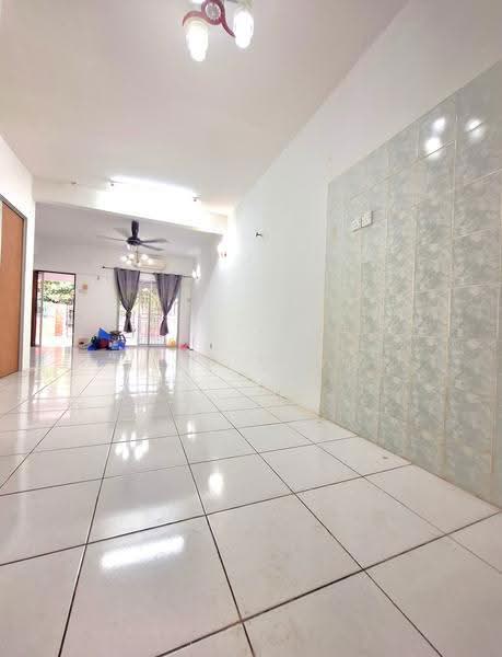 2-storey Terraced House for Sale in Taman Bukit Serdang (Seri Kembangan) - Lily Siow - Living Room - PropertyGuru.com.my