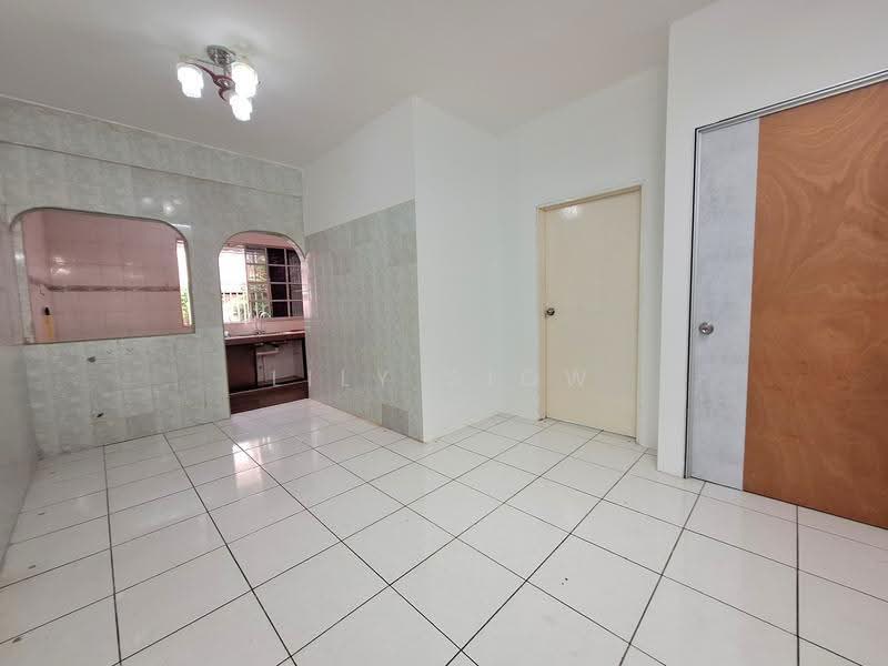 2-storey Terraced House for Sale in Taman Bukit Serdang (Seri Kembangan) - Lily Siow - Kitchen - PropertyGuru.com.my