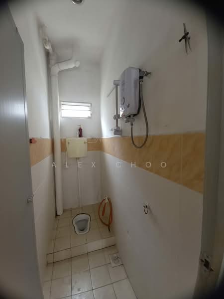 2-storey Terraced House for Sale in Bandar Putra Permai (Seri Kembangan) - Alex Choo - Bathroom - PropertyGuru.com.my