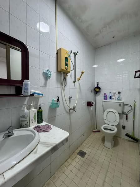 Rumah Teres 2 Tingkat untuk Dijual di Taman Johor Jaya (Johor Bahru) - Herry Goh - Bathroom - PropertyGuru.com.my