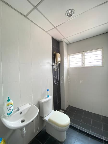 3-storey Terraced House for Sale in Kajang (Selangor) - Salman Sharifudin - Bathroom - PropertyGuru.com.my