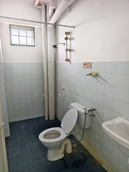 Pangsapuri untuk Disewa di Pangsapuri Seri Indah - Jack Lim - Bathroom - PropertyGuru.com.my