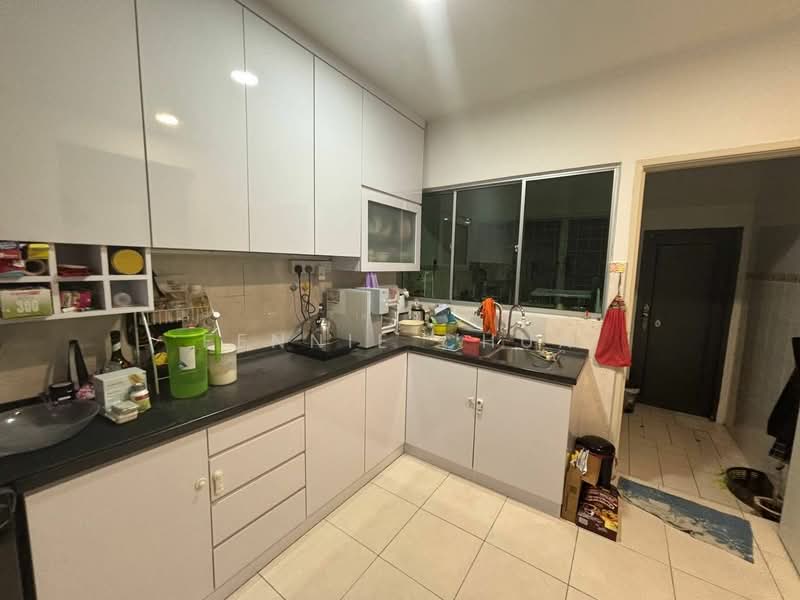 1.5-storey Terraced House for Sale in Taman Gaya (Ulu Tiram) - Fennie Chua - Kitchen - PropertyGuru.com.my