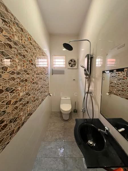 1.5-storey Terraced House for Sale in Taman Gaya (Ulu Tiram) - Fennie Chua - Bathroom - PropertyGuru.com.my