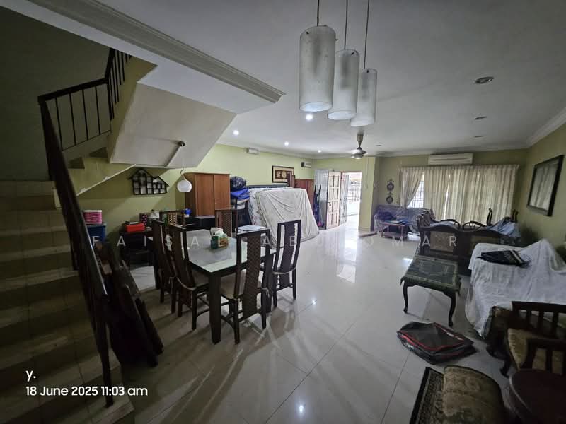 Rumah Teres 2 Tingkat untuk Dijual di Bukit Rahman Putra (Sungai Buloh) - Faisal Abu Omar - Living Room - PropertyGuru.com.my