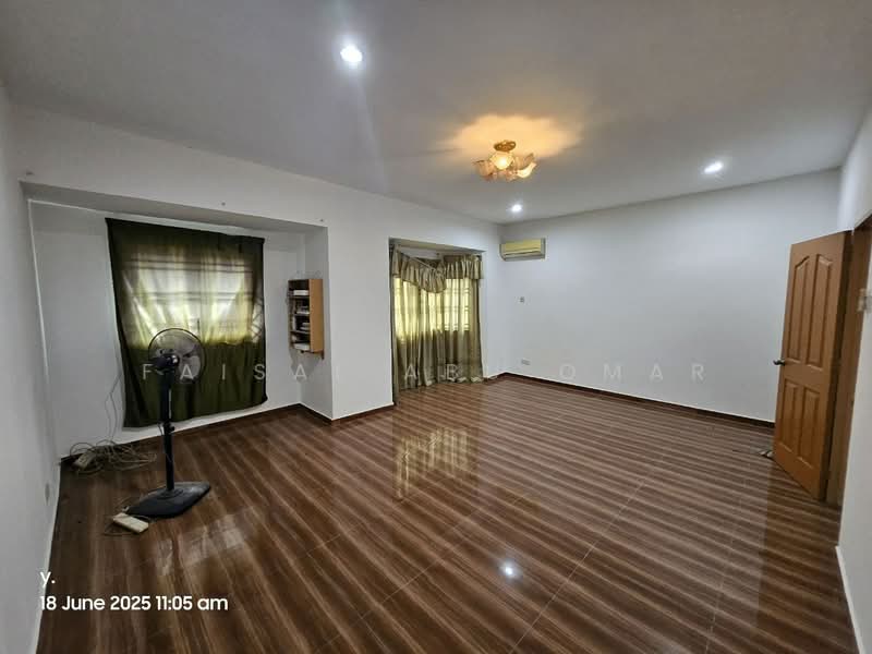Rumah Teres 2 Tingkat untuk Dijual di Bukit Rahman Putra (Sungai Buloh) - Faisal Abu Omar - Living Room - PropertyGuru.com.my
