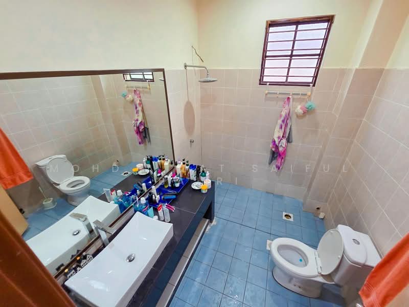 Semi-Detached House for Sale in Bandar Nusaputra (Puchong) - Mohd Aizat Saiful Bahri - Bathroom - PropertyGuru.com.my