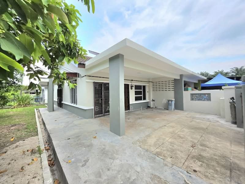 1-storey Terraced House for Sale in Banting (Selangor) - Mohd Aizat Saiful Bahri - Exterior - PropertyGuru.com.my