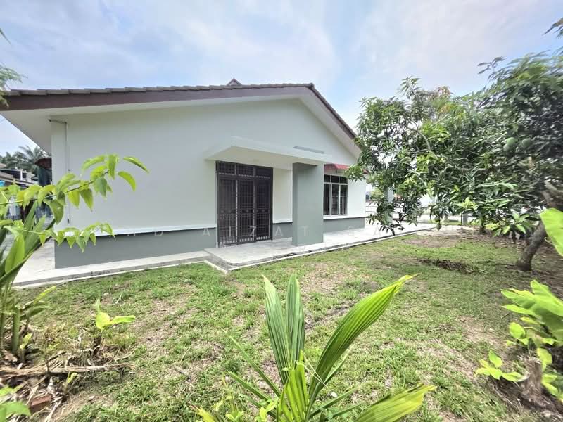 1-storey Terraced House for Sale in Banting (Selangor) - Mohd Aizat Saiful Bahri - Exterior - PropertyGuru.com.my