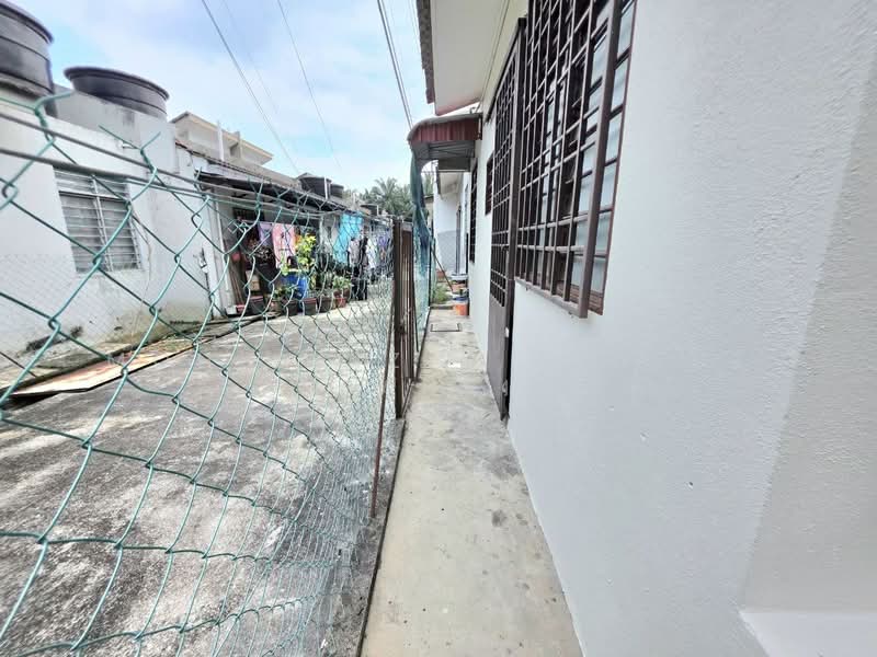 1-storey Terraced House for Sale in Banting (Selangor) - Mohd Aizat Saiful Bahri - Exterior - PropertyGuru.com.my