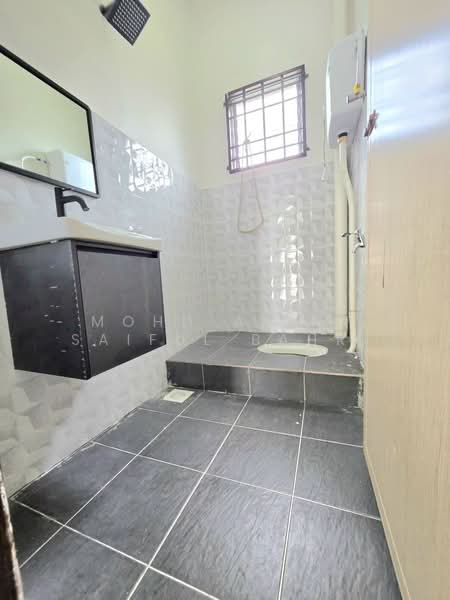 1-storey Terraced House for Sale in Banting (Selangor) - Mohd Aizat Saiful Bahri - Bathroom - PropertyGuru.com.my