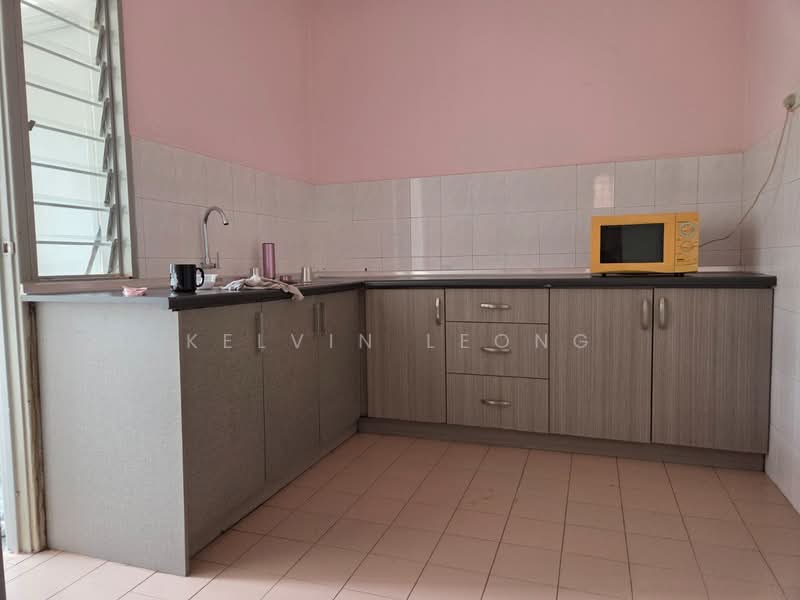 Pangsapuri untuk Disewa di Sentosa Court - Kelvin Leong - Kitchen cabinet & microwave oven - PropertyGuru.com.my