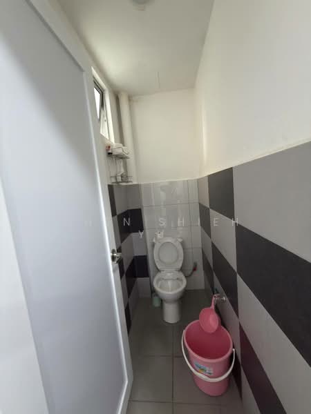 Kedai untuk Dijual di Taman Johor Jaya (Johor Bahru) - Chen Shieh Yu - Bathroom - PropertyGuru.com.my
