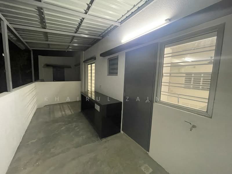 Rumah Teres untuk Disewa di Dengkil (Selangor) - Khairul Zainal - Balcony - PropertyGuru.com.my