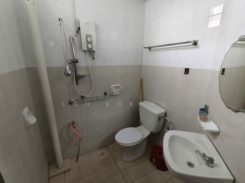 Apartment for Rent at Lake View Suites - Loh Kok Hui - Bathroom - PropertyGuru.com.my