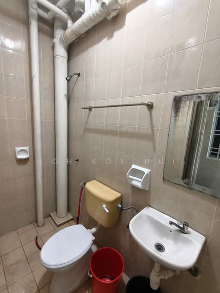 Apartment for Rent at Lake View Suites - Loh Kok Hui - Bathroom - PropertyGuru.com.my