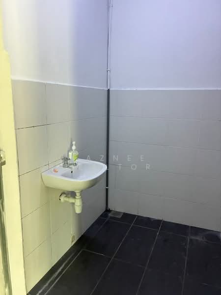 Shop / Office for Rent in Bandar Enstek (Negeri Sembilan) - Maznee Realtor - Bathroom - PropertyGuru.com.my