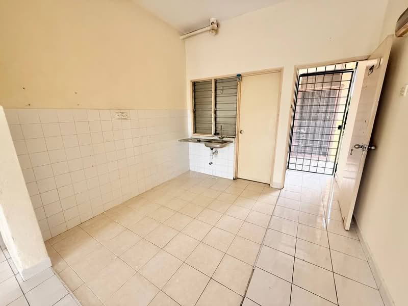 Apartment for Sale at Pangsapuri Merak - Azmi . - PropertyGuru.com.my