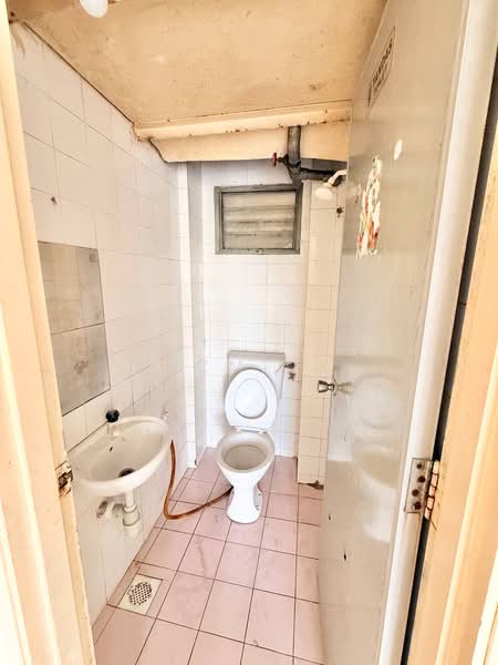 Apartment for Sale at Pangsapuri Merak - Azmi . - PropertyGuru.com.my
