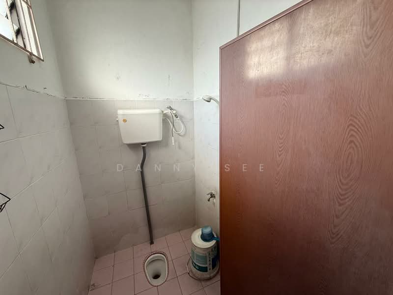 Rumah Teres 1 Tingkat untuk Dijual di Bandar Putra (Kulai) - Danny See - Bathroom - PropertyGuru.com.my