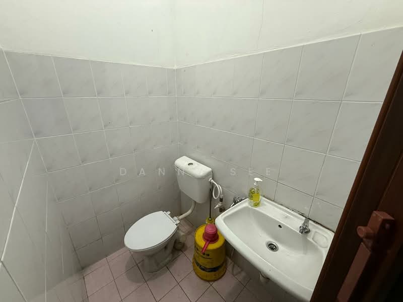 Rumah Teres 1 Tingkat untuk Dijual di Bandar Putra (Kulai) - Danny See - Bathroom - PropertyGuru.com.my
