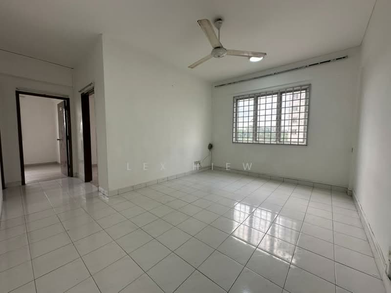 Pangsapuri untuk Dijual di Pangsapuri Persiaran Tanjung - Lex Hiew - Living Room - PropertyGuru.com.my