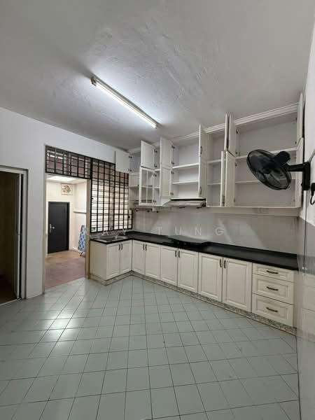 Rumah Teres 2 Tingkat untuk Disewa di Taman Desa Cemerlang (Ulu Tiram) - Ray Tung - Kitchen - PropertyGuru.com.my