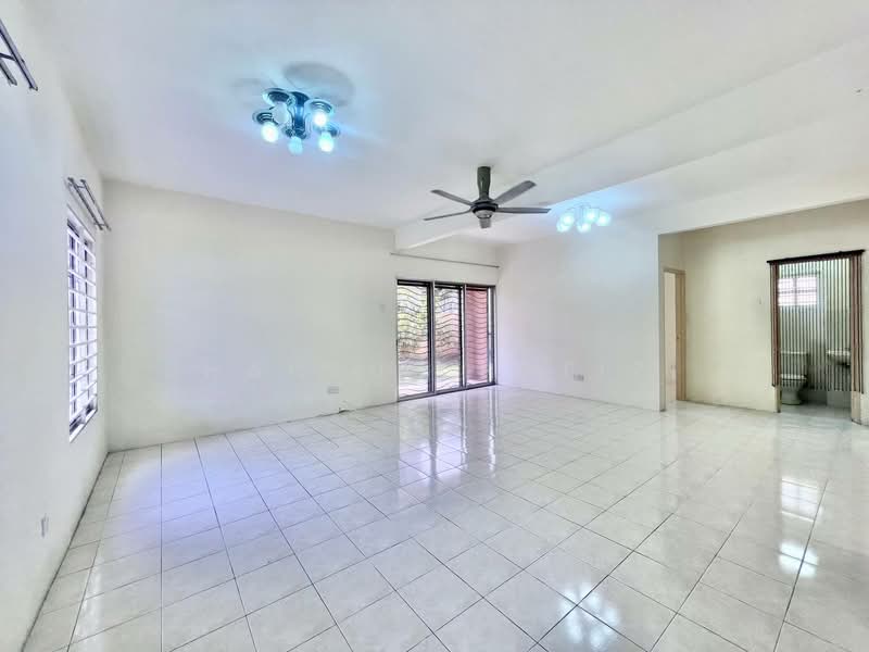 Rumah Berkembar untuk Dijual di Bandar Bukit Mahkota (Bangi) - Shahrul Hafizi - Living Room - PropertyGuru.com.my