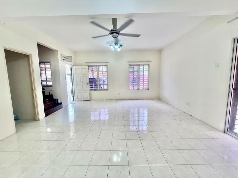 Rumah Berkembar untuk Dijual di Bandar Bukit Mahkota (Bangi) - Shahrul Hafizi - Living Room - PropertyGuru.com.my