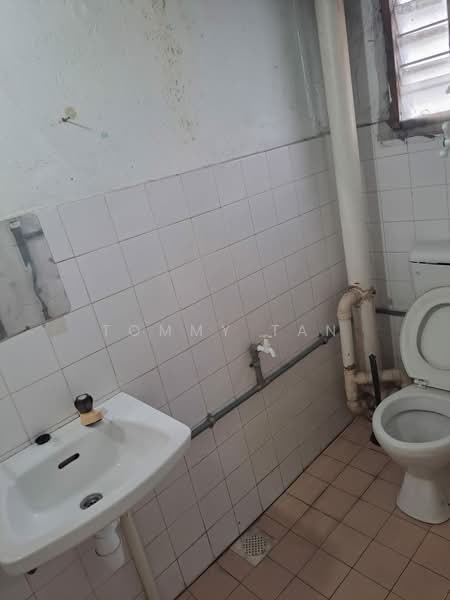 Rumah Flat untuk Disewa di Puchong Utama Court 1 - Tommy Tan - Bathroom - PropertyGuru.com.my