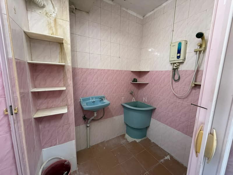 Rumah Flat untuk Disewa di Taman Free School - Amy Tan - Bathroom - PropertyGuru.com.my