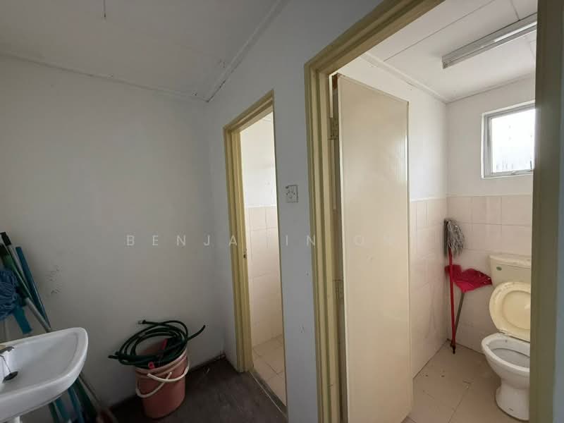 Office for Rent in Taman Johor Jaya (Johor Bahru) - Benjamin Ong - Bathroom - PropertyGuru.com.my