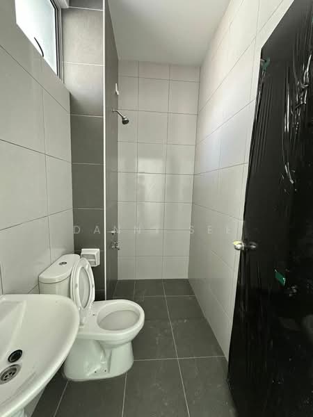 Rumah Teres 1 Tingkat untuk Dijual di Bandar Putra (Kulai) - Danny See - Bathroom - PropertyGuru.com.my