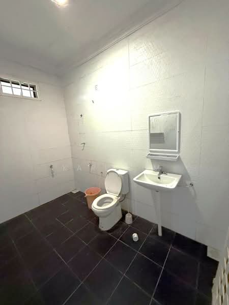 Rumah Teres 1 Tingkat untuk Dijual di Taman Molek (Johor Bahru) - Karl Lim - Bathroom - PropertyGuru.com.my