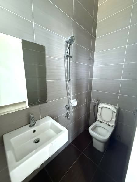Semi-Detached House for Sale in Taman Gaya (Ulu Tiram) - Karl Lim - Bathroom - PropertyGuru.com.my