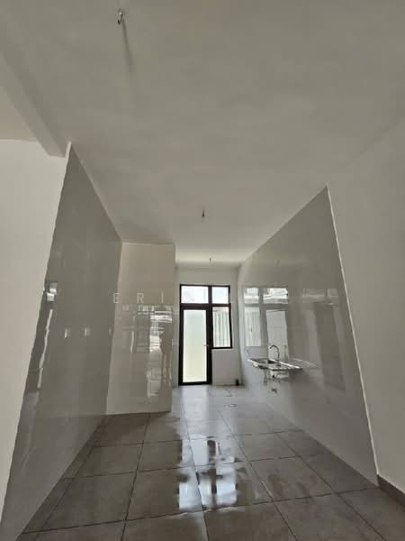 Rumah Teres 2 Tingkat untuk Dijual di Taman Mount Austin (Tebrau) - Eric Lee - Kitchen - PropertyGuru.com.my