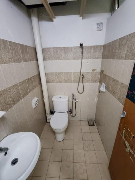 Rumah Bandar untuk Disewa di Bandar Putra Bertam (Kepala Batas) - AfiqHamzah . - Bathroom - PropertyGuru.com.my