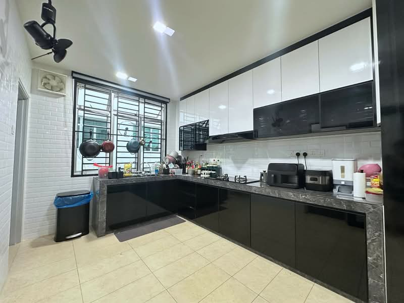 Rumah Teres 2 Tingkat untuk Dijual di Taman Mount Austin (Tebrau) - Karl Lim - Kitchen - PropertyGuru.com.my